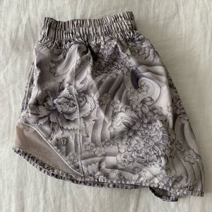 Lululemon Hotty Hot Shorts 2.5